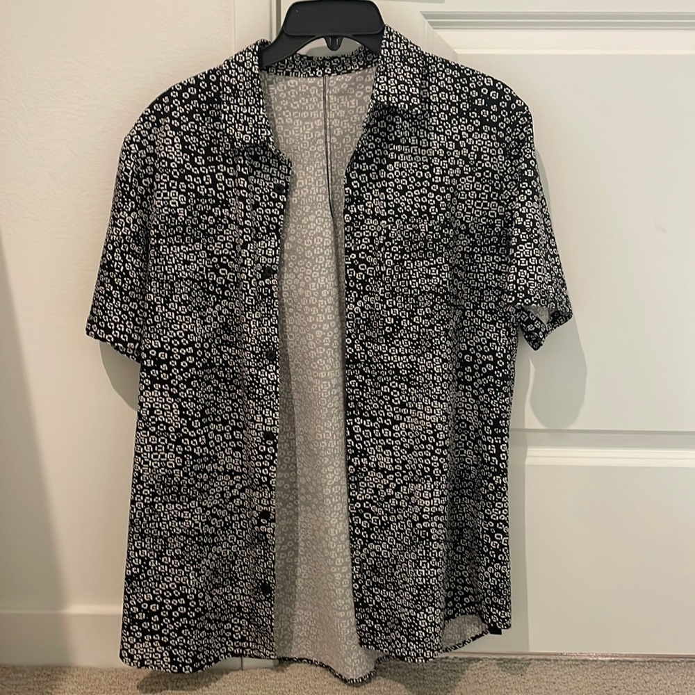 Shrunken & smelly - Lululemon Short Sleeve Button Down